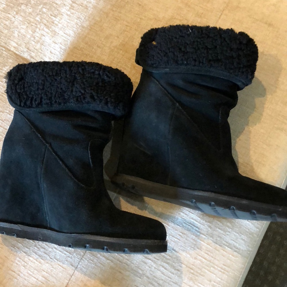Ugg boots with wedge , black- barely worn. Size 6